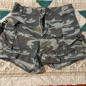*CARGO SHORTS* Size- SMALL Color- CAMO